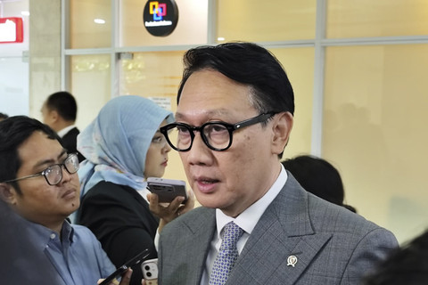Wakil Menteri Luar Negeri (Wamenlu) Arif Havas Oegroseno menjawab pertanyaan wartawan saat ditemui di Kompleks Parlemen Senayan, Jakarta, Selasa (8/7/2025). Foto: Luthfi Humam/kumparan