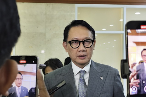 Wakil Menteri Luar Negeri (Wamenlu) Arif Havas Oegroseno menjawab pertanyaan wartawan saat ditemui di Kompleks Parlemen Senayan, Jakarta, Selasa (8/7/2025). Foto: Luthfi Humam/kumparan