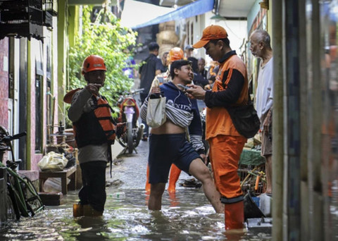 Sejumlah warga beraktivitas di tengah banjir yang melanda pemukiman padat penduduk di kawasan Kebon Pala, Kampung Melayu, Jakarta, Selasa (8/7/2025). Foto: Iqbal Firdaus/kumparan