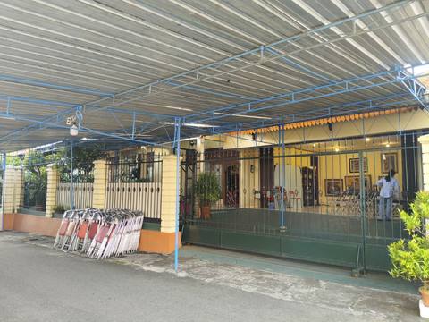 Suasana rumah duka Arya Daru Pangayunan (39) di Jalan Munggur, Jomblang, Janti, Kapanewon Banguntapan, Kabupaten Bantul, DIY, Selasa (8/7/2025). Foto: Arfiansyah Panji Purnandaru/kumparan
