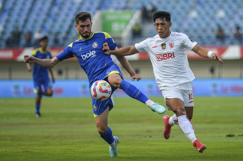 Pemain Liga Indonesia All Star Eksel Runtukahu (kanan) berusaha merebut bola dari pemain Arema FC Odivan Koerich (kiri) saat pertandingan Piala Presiden Grup A di Stadion Si Jalak Harupat, Bandung, Jawa Barat, Selasa (8/7/2025). Foto: Raisan Al Farisi/ANTARA FOTO