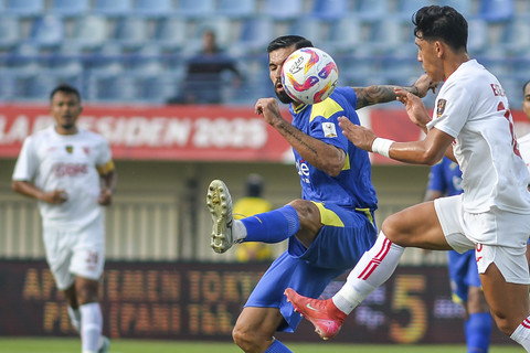 Pemain Liga Indonesia All Star Eksel Runtukahu (kanan) berebut bola dengan pemain Arema FC Julian Munoz (kiri) saat pertandingan Piala Presiden Grup A di Stadion Si Jalak Harupat, Bandung, Jawa Barat, Selasa (8/7/2025). Foto: Raisan Al Farisi/ANTARA FOTO