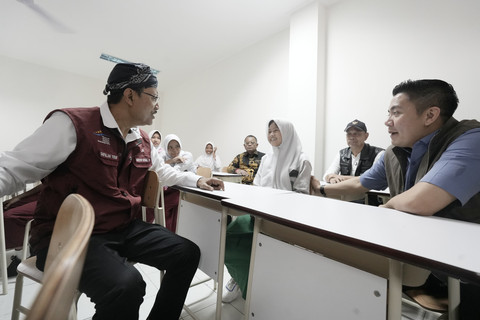 Seskab Letkol Teddy Indra Wijaya bersama Mensos Saifullah Yusuf meninjau progres Sekolah Rakyat di Sentra Handayani di Jakarta, Minggu (29/6/2025). Foto: Kemensos RI