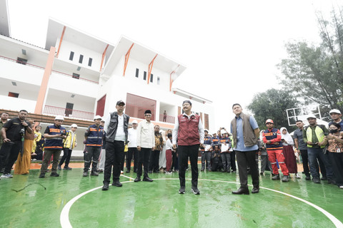 Seskab Letkol Teddy Indra Wijaya bersama Mensos Saifullah Yusuf meninjau progres Sekolah Rakyat di Sentra Handayani di Jakarta, Minggu (29/6/2025). Foto: Kemensos RI