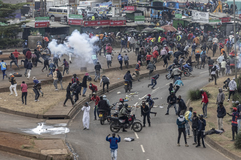 Pengunjuk rasa melakukan aksi memperingati hari Saba-saba di Nairobi, Kenya, Senin (7/7/2025). Foto: Luis Tato/AFP
