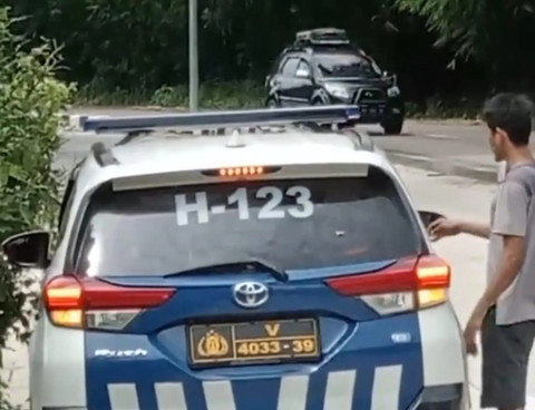 Viral Anggota Polisi di Prabumulih diduga melakukan pungli di Jalan Lingkar Prabumulih (TikTok @Sukarman.ganda)