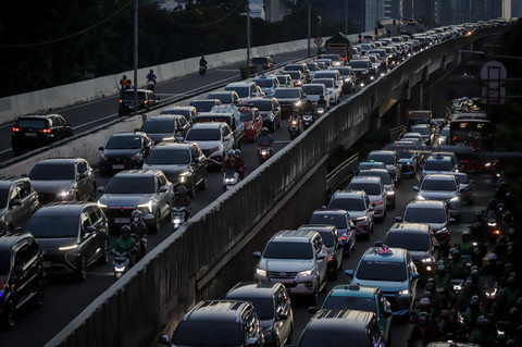 Sejumlah pengendara motor terlihat melintas di Jalan Layang Non Tol (JLNT) Casablanca, Jakarta, pada Selasa (8/7/2025). Foto: Jamal Ramadhan/kumparan