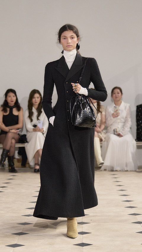 Koleksi debut Michael Rider di Celine, Celine Printemps 2026, di Paris Couture Week 2025 pada Minggu (6/7/2025). Foto: Dok. Celine