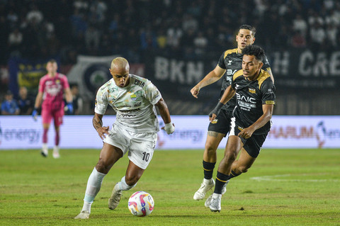 Pemain Persib Bandung Wiliam Moreira (kiri) berebut bola dengan pemain Dewa United Theo Bartolomey (kanan) pada pertandingan Piala Presiden Grup B di Stadion Si Jalak Harupat, Bandung, Jawa Barat, Selasa (8/7/2025). Foto: Raisan Al Farisi/ANTARA FOTO