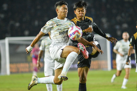 Pemain Persib Bandung Ferdiansyah (kiri) berebut bola dengan pemain Dewa United Edo Febriansyah (kanan) pada pertandingan Piala Presiden Grup B di Stadion Si Jalak Harupat, Bandung, Jawa Barat, Selasa (8/7/2025). Foto: Raisan Al Farisi/ANTARA FOTO