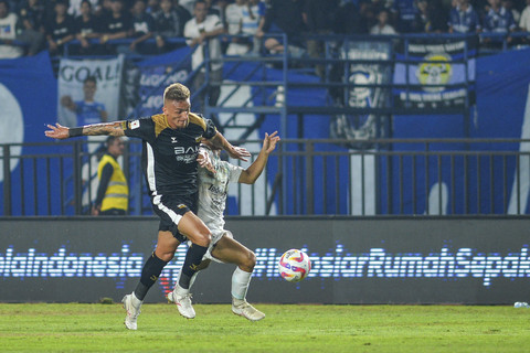 Pemain Persib Bandung Zulkifli Lukmansyah (kanan) bereb...                    </div>

                    <div class=