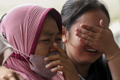 Keluarga Rido Anggoro korban Tenggelamnya KMP Tunu Pratama menjemput jenazah di RSUD Blambangan, Banyuwangi, Jawa Timur, Selasa (8/7/2025). Foto: Budi Chandra Setya/ANTARA FOTO