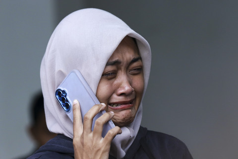 Keluarga Rido Anggoro korban tenggelamnya KMP Tunu Pratama menangis saat menjemput jenazah di RSUD Blambangan, Banyuwangi, Jawa Timur, Selasa (8/7/2025). Foto: Budi Chandra Setya/ANTARA FOTO