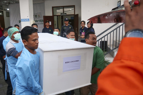 Petugas mengangkat peti jenazah Rido Anggoro korban Tenggelamnya KMP Tunu Pratama di RSUD Blambangan, Banyuwangi, Jawa Timur, Selasa (8/7/2025). Foto: Budi Chandra Setya/ANTARA FOTO