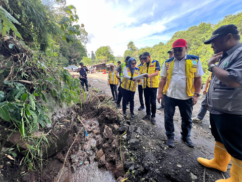 BPJN Lampung saat meninjau jalan longsor di Jalan Lintas Liwa-Krui KM 253+700 tepatnya Pekon Kubu Peragu, Balik Bukit, Lampung Barat. | BPJN Lampung