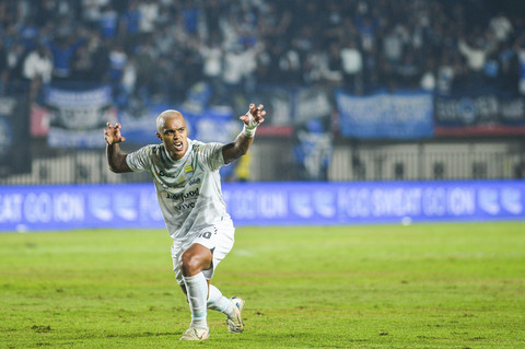Pemain Persib Bandung William Moreira melakukan seleberasi usai mencetak gol ke gawang Dewa United pada pertandingan Piala Presiden Grup B di Stadion Si Jalak Harupat, Bandung, Jawa Barat, Selasa (8/7/2025). Foto: Raisan Al Farisi/ANTARA FOTO