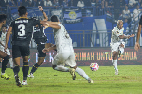 Pemain Persib Bandung William Moreira (kanan) menendang bola ke gawang Dewa United yang berbuah gol pada pertandingan Piala Presiden Grup B di Stadion Si Jalak Harupat, Bandung, Jawa Barat, Selasa (8/7/2025). Foto: Raisan Al Farisi/ANTARA FOTO