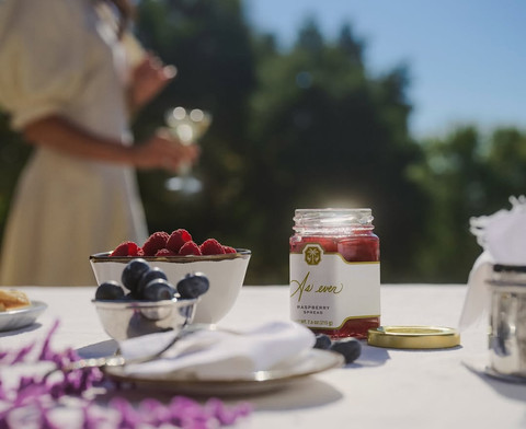 Produk selai Raspberry dari brand As Ever milik Meghan Markle. Foto: Instagram @aseverofficial