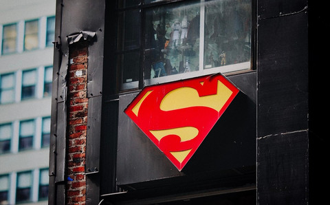Ilustrasi Daftar Pemain Film Superman 2025 Sumber Unsplash/Jon Tyson