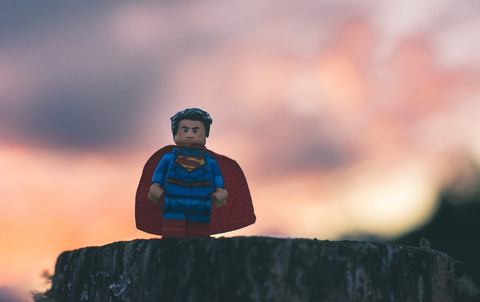 Ilustrasi Daftar Pemain Film Superman 2025 Sumber Unsplash/Esteban López