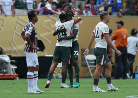 Trevoh Chalobah dan Reece James berpelukan saat laga Fluminense vs Chelsea dalam semifinal Piala Dunia Antarklub di MetLife Stadium, East Rutherford, New Jersey, AS, pada Rabu (9/7) dini hari WIB. Foto: REUTERS/Amanda Perobelli