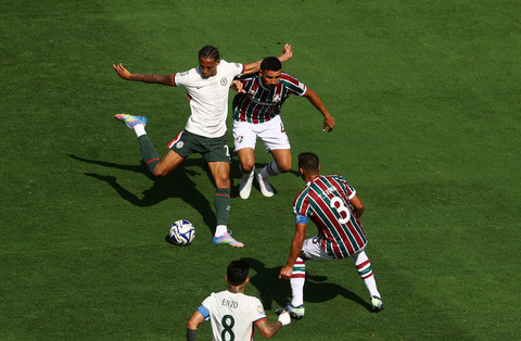 Aksi Joao Pedro hendak menendang bola saat laga Fluminense vs Chelsea dalam semifinal Piala Dunia Antarklub di MetLife Stadium, East Rutherford, New Jersey, AS, pada Rabu (9/7) dini hari WIB. Foto: REUTERS/Kai Pfaffenbach