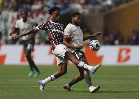 Pemain Fluminense, Keno beraksi dengan pemain Chelsea, Reece James pada pertandingan semi final Piala Dunia Antarklub antara Fluminense vs Chelsea di Stadion MetLife, East Rutherford, New Jersey, A.S, Rabu (9/7/2025). Foto: Lee Smith/REUTERS