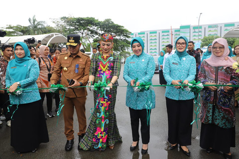 Ketua Umum Tim Penggerak Pemberdayaan dan Kesejahteraan Keluarga (TP PKK) Tri Tito Karnavian (keempat dari kanan) bersama Gubernur Kaltim Rudy Mas'ud (kedua dari kiri) dalam membuka Festival Usaha Mikro, Kecil, dan Menengah (UMKM) 2025 dan Pemeriksaan Kesehatan Gratis (PKG) dalam Hari Kesatuan Gerak (HKG) PKK ke-53 di Parkir Gelora Kadrie Oening, Kota Samarinda, Senin (7/7/2025). Foto: Dok. Istimewa