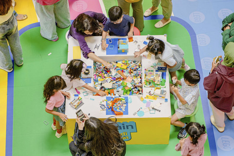 Keseruan anak-anak saat bermain dan berkreasi di area Free Play dalam rangkaian acara LEGO Playground di Gandaria City Mall. Foto: Dok. LEGO