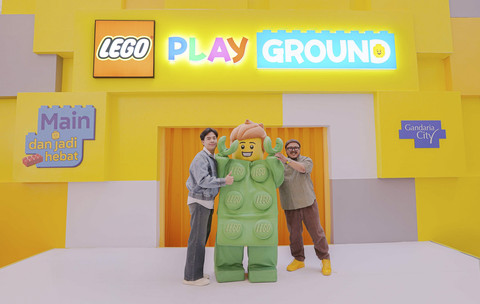 Jerome Polin, LEGO Play Champion, dan Mulyana 'Mang Moel', LEGO Playmaker, berfoto bersama maskot LEGO® dalam acara LEGO Playground di Gandaria City Mall, Jakarta. Foto: Dok. LEGO