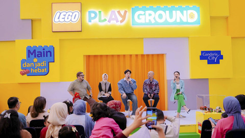 Mulyana 'Mang Moel', seniman tekstil sekaligus LEGO® Playmaker; Rr. Endah Sri Rejeki, Asisten Deputi Bidang Pemenuhan Hak Anak, Kementerian PPPA; dan Jerome Polin, kreator konten sekaligus LEGO® Play Champion. Dok.LEGO