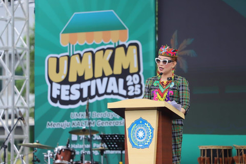 Ketua Umum Tim Penggerak Pemberdayaan dan Kesejahteraan Keluarga (TP PKK) Tri Tito Karnavian saat memberikan samputan pada Festival Usaha Mikro, Kecil, dan Menengah (UMKM) 2025 dan Pemeriksaan Kesehatan Gratis (PKG) dalam Hari Kesatuan Gerak (HKG) PKK ke-53 di Parkir Gelora Kadrie Oening, Kota Samarinda, Senin (7/7/2025). Foto: Dok. Istimewa