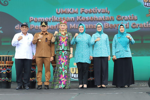 Ketua Umum Tim Penggerak Pemberdayaan dan Kesejahteraan Keluarga (TP PKK) Tri Tito Karnavian (ketiga dari kanan) bersama Gubernur Kaltim Rudy Mas'ud (kedua dari kiri) dalam membuka Festival Usaha Mikro, Kecil, dan Menengah (UMKM) 2025 dan Pemeriksaan Kesehatan Gratis (PKG) dalam Hari Kesatuan Gerak (HKG) PKK ke-53 di Parkir Gelora Kadrie Oening, Kota Samarinda, Senin (7/7/2025). Foto: Dok. Istimewa