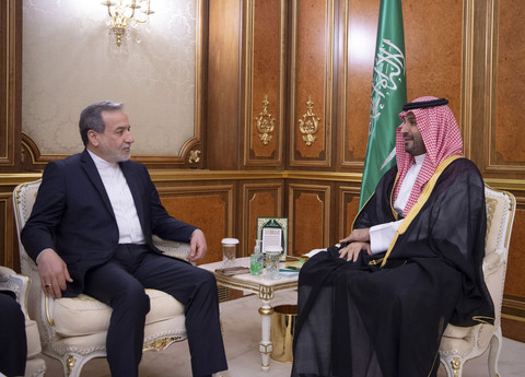 Putra Mahkota Arab Saudi Mohammed bin Salman bertemu dengan Menteri Luar Negeri Iran Abbas Araghchi di Jeddah, Arab Saudi, Selasa (8/7/2025). Foto: Saudi Press Agency/Handout via REUTERS