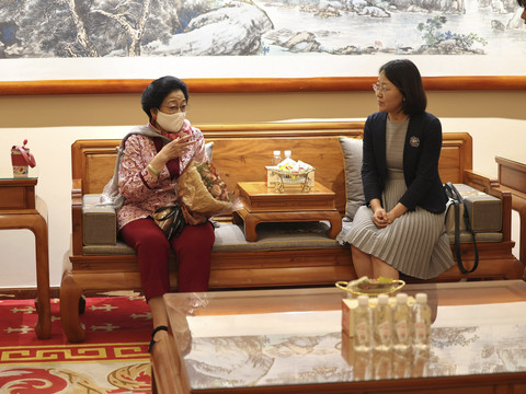 Presiden Kelima RI sekaligus Ketua Umum PDI Perjuangan Megawati Soekarnoputri tiba di Beijing, China, Selasa (8/7/2025). Foto: Dok. Istimewa