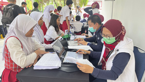Para siswa Sekolah Rakyat melaksanakan cek kesehatan di Sentra Handayani, Bambu Apus, Jakarta Timur, Rabu (9/7/2025). Foto: Nasywa Athifah/kumparan