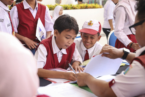 Calon siswa Sekolah Rakyat melakukan registrasi sebelum mengikuti kegiatan program simulasi Sekolah Rakyat di Sentra Handayani, Jakarta Timur pada Rabu (9/7/2025). Foto: Iqbal Firdaus/kumparan