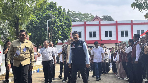 Menteri Sosial Saifullah Yusuf (Gus Ipul) meninjau simulasi Sekolah Rakyat di Sentra Handayani, Bambu Apus, Jakarta Timur, Rabu (9/7/2025). Foto: Nasywa Athifah/kumparan