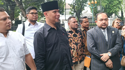 Ahmad Dhani sambangi Kantor KPAI buat laporan pengaduan, kawasan Menteng Jakarta Pusat, Rabu (9/7). Foto: Giovanni/kumparan