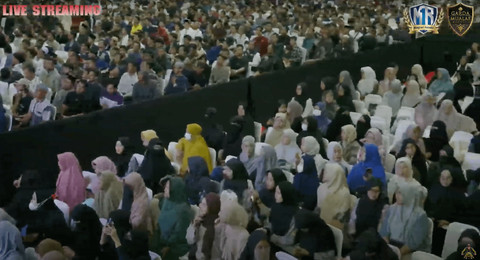 Hadirin memenuhi Edutorium UMS di Solo menyaksikan ceramah Dr. Zakir Naik, Selasa (8/7/2025) malam. Foto: YouTube/@DondyTan