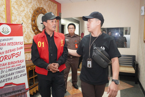 Mantan Wali Kota Palembang, Harnojoyo, saat mengenakan rompi merah setelah ditetapkan sebagai tersangka. (ist)