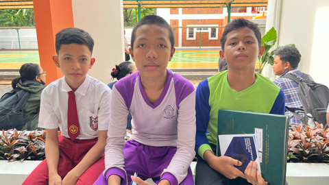 Arifin (12), Haidar (14), dan Hafi (13), siswa Sekolah Rakyat di Sentra Handayani, Bambu Apus, Jakarta Timur, Rabu (9/7). Foto: Nasywa Athifah/kumparan