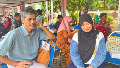 Rosyid (55) dan Nurseha (50), orang tua siswa Sekolah Rakyat di Sentra Handayani, Bambu Apus, Jakarta Timur, Rabu (9/7). Foto: Nasywa Athifah/kumparan