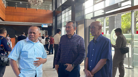 Eks Wakapolri Komjen Pol (Purn) Oegroseno hingga Wakil Ketua KPK 2015-2019 Saut Situmorang tiba di PN Jakarta Pusat jelang persidangan kasus korupsi impor gula, yang menjerat Mendag RI 2015-2016 Thomas Trikasih Lembong sebagai terdakwa, Rabu (9/7). Foto: Fadhil Pramudya/kumparan