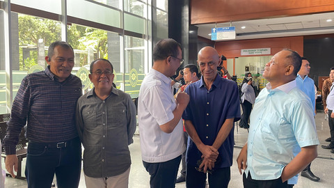 Eks Wakapolri Komjen Pol (Purn) Oegroseno hingga Wakil Ketua KPK 2015-2019 Saut Situmorang tiba di PN Jakarta Pusat jelang persidangan kasus korupsi impor gula, yang menjerat Mendag RI 2015-2016 Thomas Trikasih Lembong sebagai terdakwa, Rabu (9/7). Foto: Fadhil Pramudya/kumparan