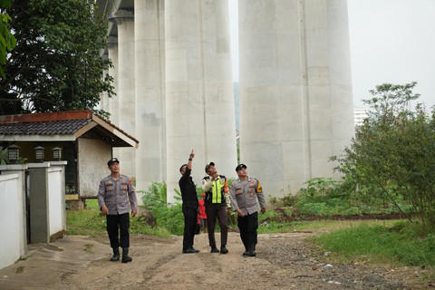 Petugas kereta cepat Whoosh bersama kepolisian setempat melakukan patroli dan penertiban aktivitas layang-layang di sekitar jalur kereta cepat, Rabu (9/7). Foto: Dok. Humas KCIC