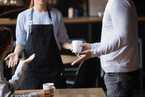 Ilustrasi pelanggan dan pelayan restoran bertengkar. Foto: fizkes/Shutterstock