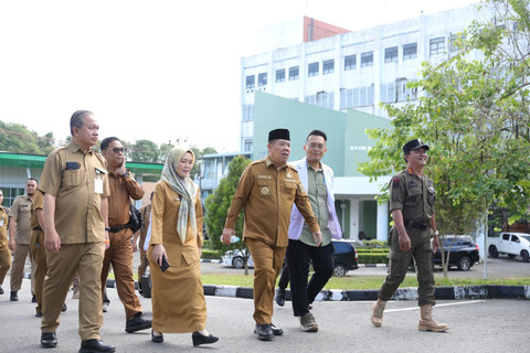 Gubernur Kepulauan Bangka Belitung Hidayat Arsani (ketiga dari kanan) mengunjungi RSUP Ir Soekarno, Selasa (8/7/2025). Foto: Dok Pemprov Babel