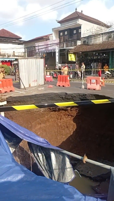 Jalan Denpasar-Gilimanuk yang tepat berada di Pasar Bajera, Kecamatan Selemadeg, Kabupaten Tabanan, Bali, amblas sedalam 8 meter saat hujan deras pada Senin (7/5/2025). Foto: Dok. Istimewa