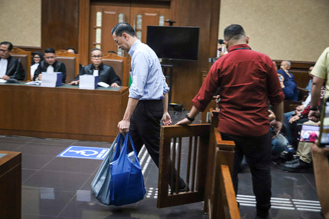 Menteri Perdagangan (Mendag) RI periode 2015-2016, Thomas Trikasih Lembong atau Tom Lembong tiba untuk menjalani sidang pembacaan nota pembelaan atau pleidoi terkait kasus dugaan korupsi importasi gula di Tipikor, Rabu (9/7). Foto: Iqbal Firdaus/kumparan